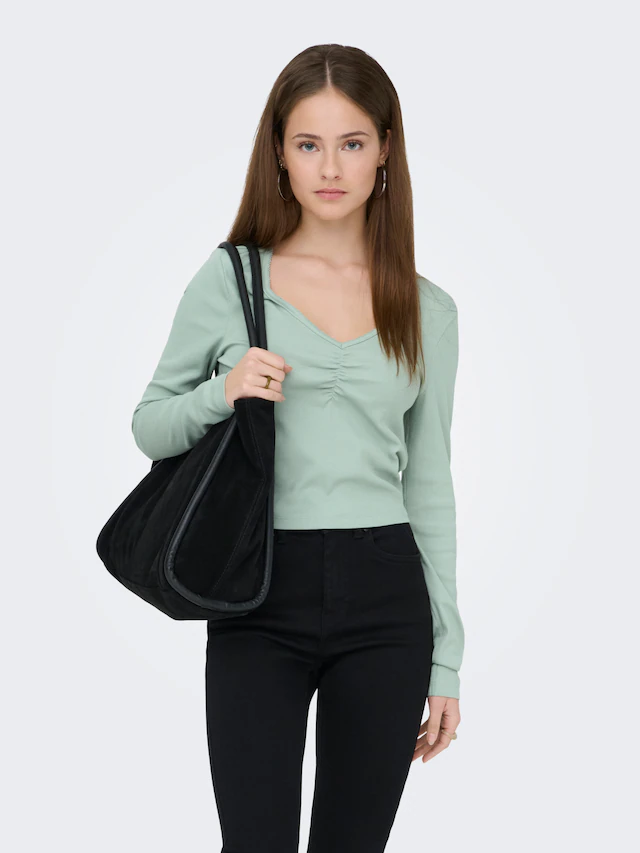 ONLY Langarmshirt »ONLBETTY LIFE L/S SCALLOP V-NECK CC JRS« mit Raffung am Ausschnitt