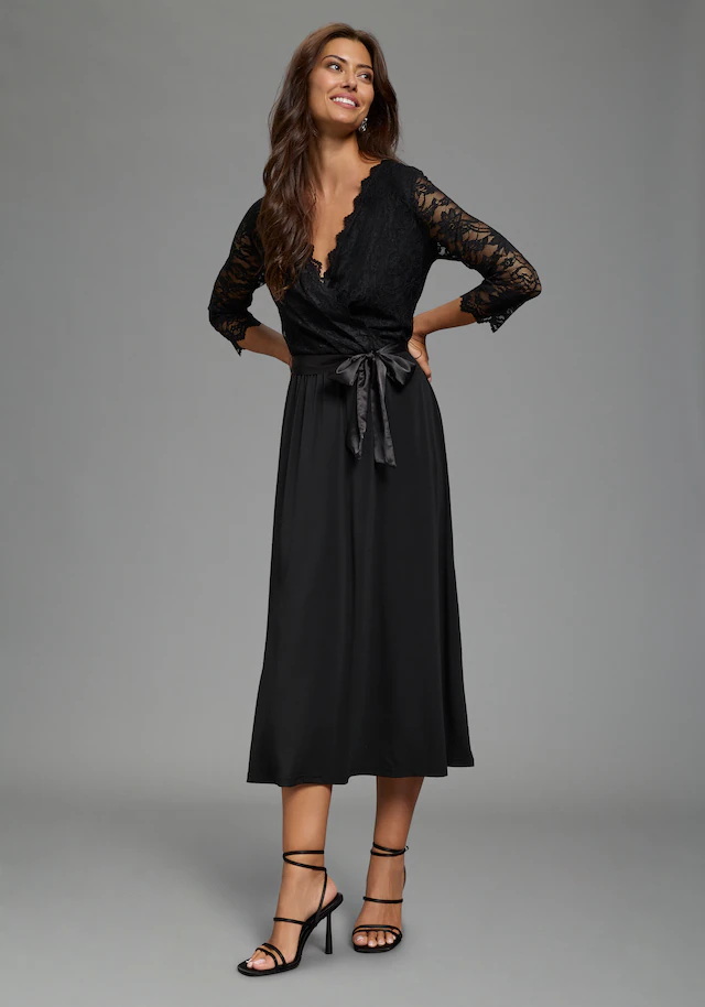 Laura Scott Abendkleid aus Jersey und Spitze, mit V-Ausschnitt in Wickeloptik