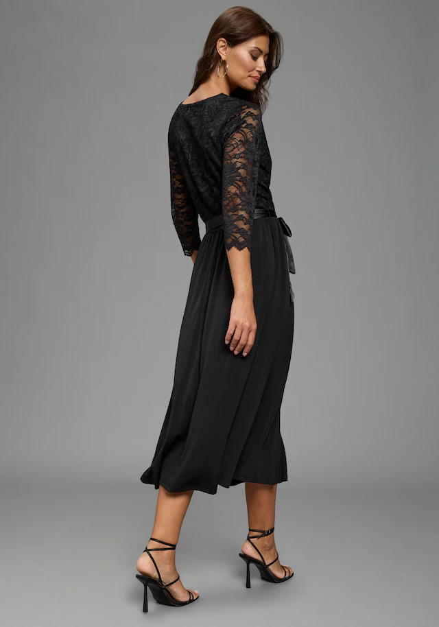 Laura Scott Abendkleid aus Jersey und Spitze, mit V-Ausschnitt in Wickeloptik