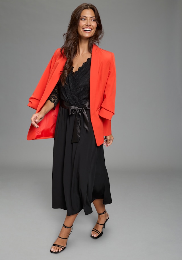 Laura Scott Abendkleid aus Jersey und Spitze, mit V-Ausschnitt in Wickeloptik