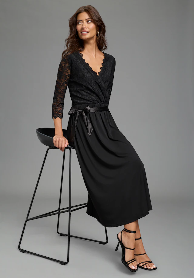 Laura Scott Abendkleid aus Jersey und Spitze, mit V-Ausschnitt in Wickeloptik