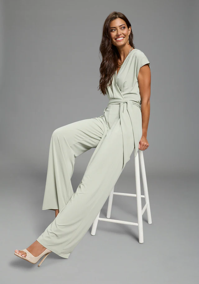 Laura Scott Jumpsuit mit Wickeloptik und Gürtel, aus elastischem Jersey-Material