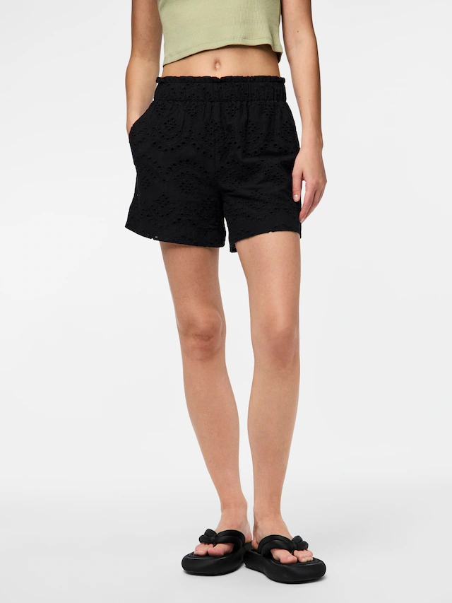 pieces Shorts »PCVILDE MW SHORTS WVN NOOS« mit Lochstickerei