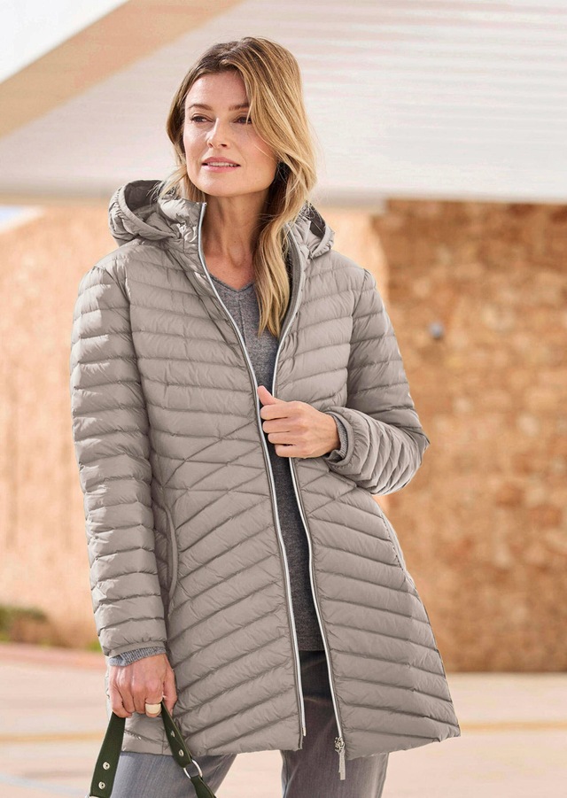 GOLDNER Winterjacke »Gefütterter langer Mantel mit Kapuze« mit femininer Steppung