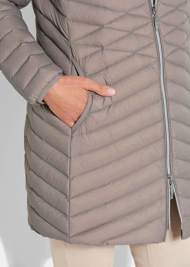 GOLDNER Winterjacke »Gefütterter langer Mantel mit Kapuze« mit femininer Steppung