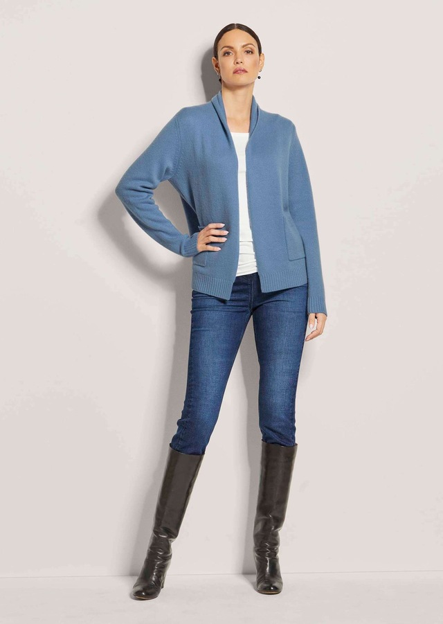 MADELEINE Strickjacke »Strickjacke Verkürzte Schurwolljacke mit Stehkragen« verschlusslose Form