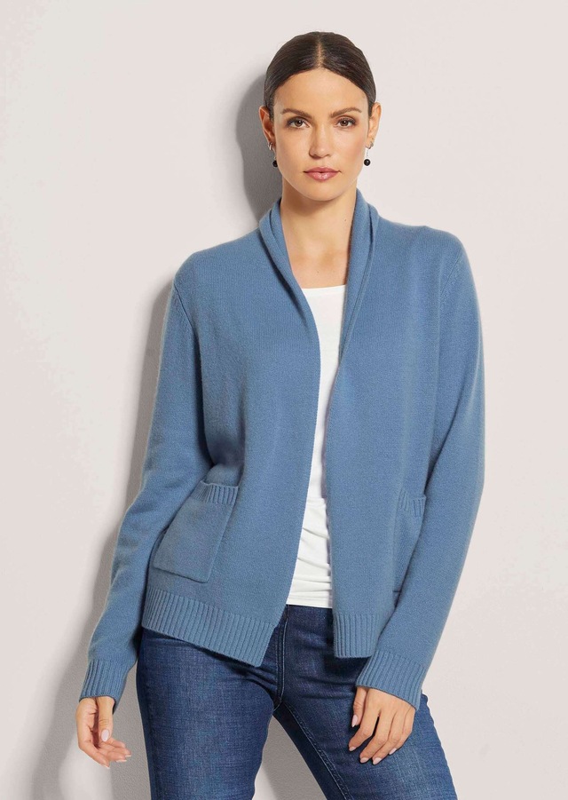 MADELEINE Strickjacke »Strickjacke Verkürzte Schurwolljacke mit Stehkragen« verschlusslose Form