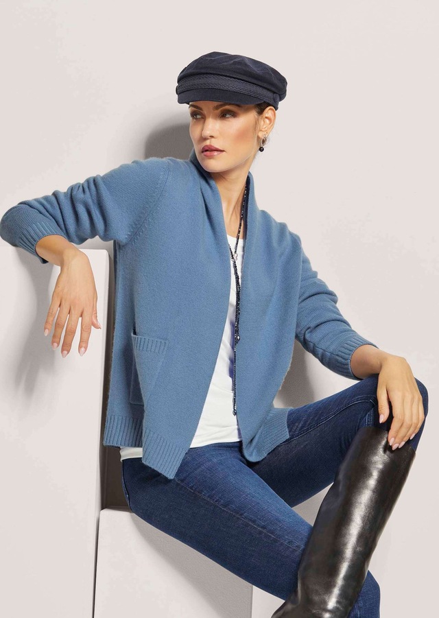 MADELEINE Strickjacke »Strickjacke Verkürzte Schurwolljacke mit Stehkragen« verschlusslose Form