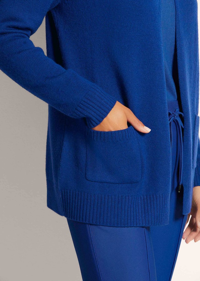 MADELEINE Strickjacke »Strickjacke Verkürzte Schurwolljacke mit Stehkragen« verschlusslose Form