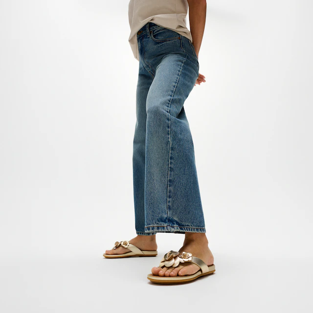 Fitflop Dianette »GRACIE FLOWER LEATHER FLIP-FLOPS« Zehentrenner, Sommerschuh mit auffälliger Blüte