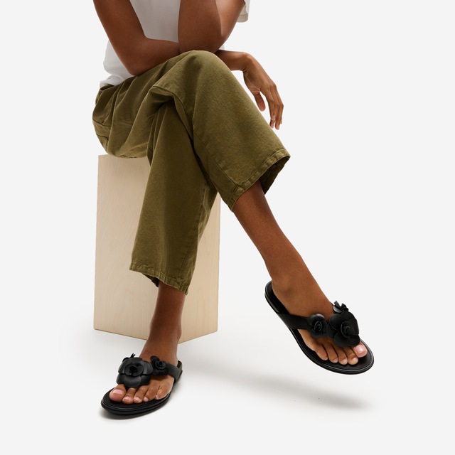 Fitflop Dianette »GRACIE FLOWER LEATHER FLIP-FLOPS« Zehentrenner, Sommerschuh mit auffälliger Blüte
