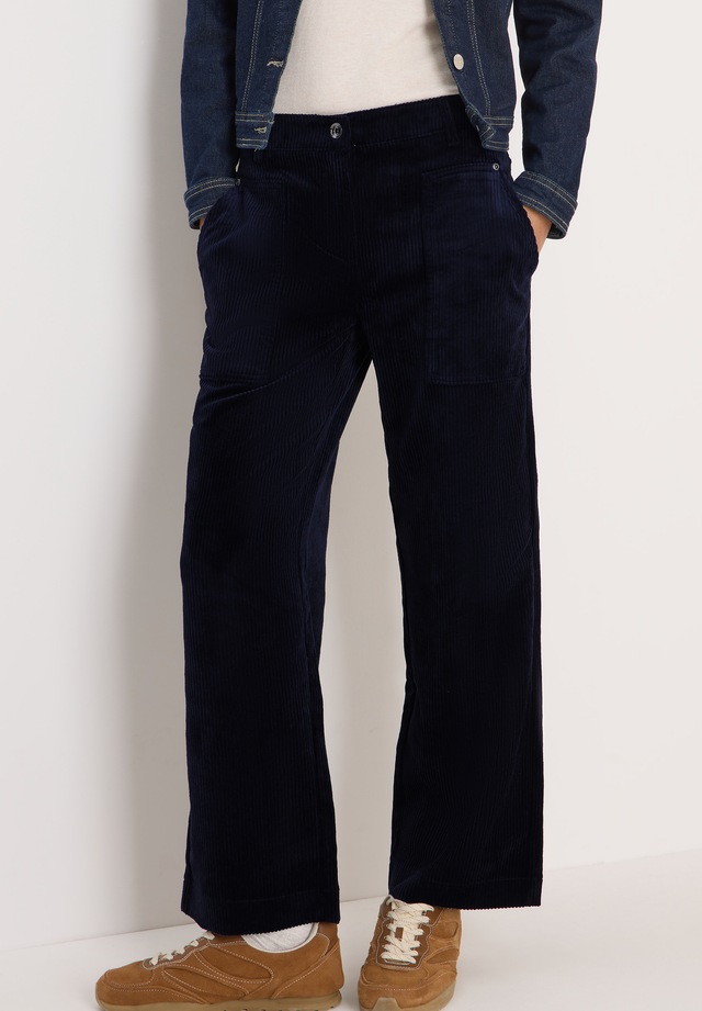Cecil Cordhose in Cord-Optik