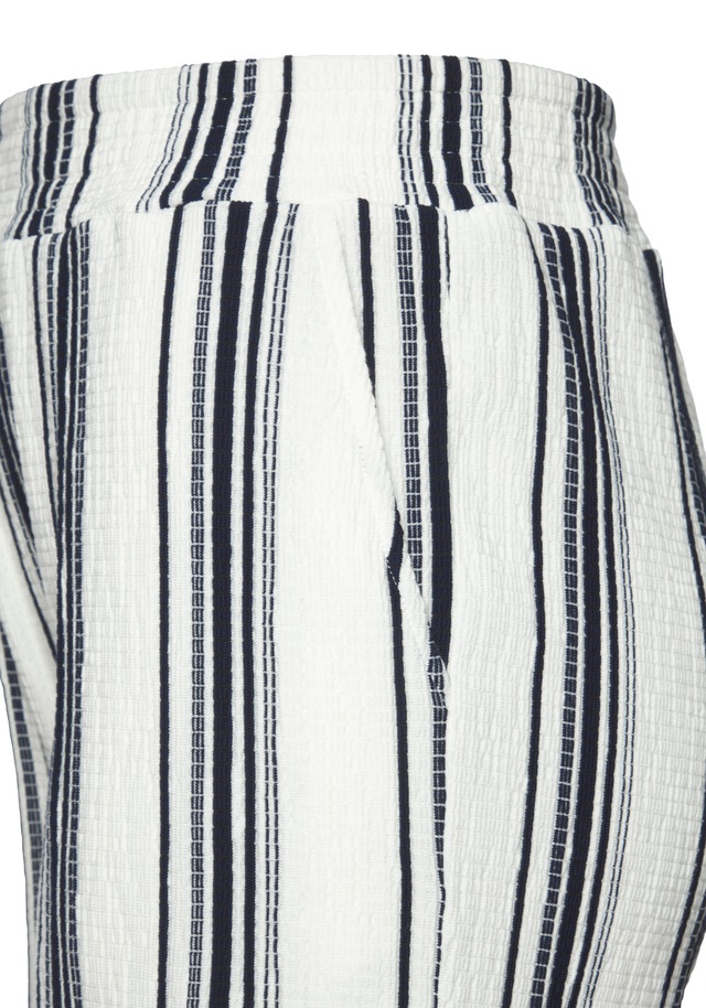 LASCANA Shorts »aus luftiger Crepeware« strukturierte Ware, sommerlicher Shorts mit Streifen, Sommerhose