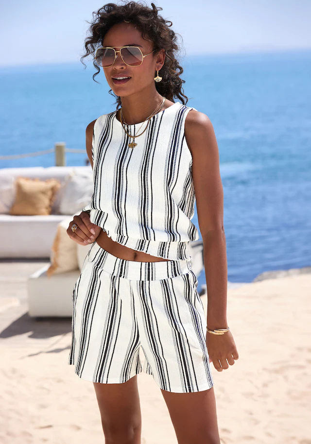 LASCANA Shorts »aus luftiger Crepeware« strukturierte Ware, sommerlicher Shorts mit Streifen, Sommerhose