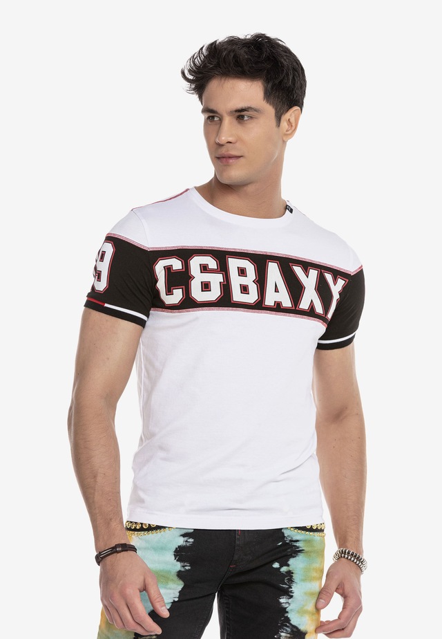Cipo & Baxx T-Shirt »T-Shirt« modischer Markenprint als Highlight