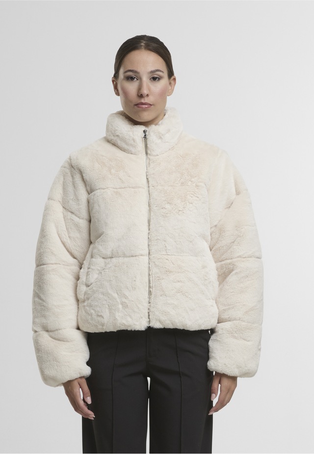 URBAN CLASSICS Winterjacke »Urban Classics Ladies Short Faux Fur Puffer Jacket« 1 Stk. tlg. ohne Kapuze