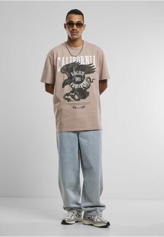 Upscale by Mister Tee Kurzarmshirt »Upscale by Mister Tee Unisex La Familia Heavy Oversize Tee« 1