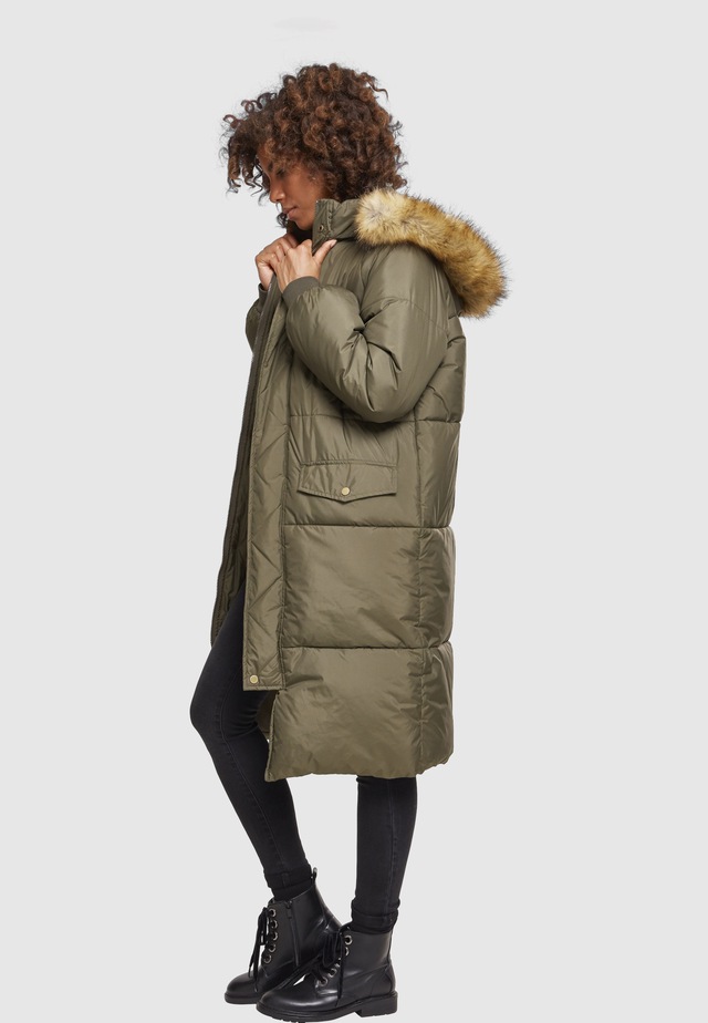 URBAN CLASSICS Winterjacke »Urban Classics Damen Ladies Oversize Faux Fur Puffer Coat« 1 Stk. tlg. mit Kapuze