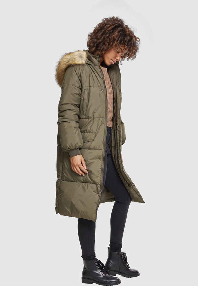 URBAN CLASSICS Winterjacke »Urban Classics Damen Ladies Oversize Faux Fur Puffer Coat« 1 Stk. tlg. mit Kapuze
