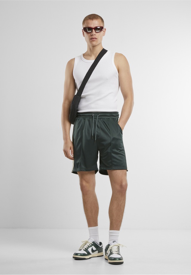 URBAN CLASSICS Shorts »Urban Classics Tennis Core Shorts«