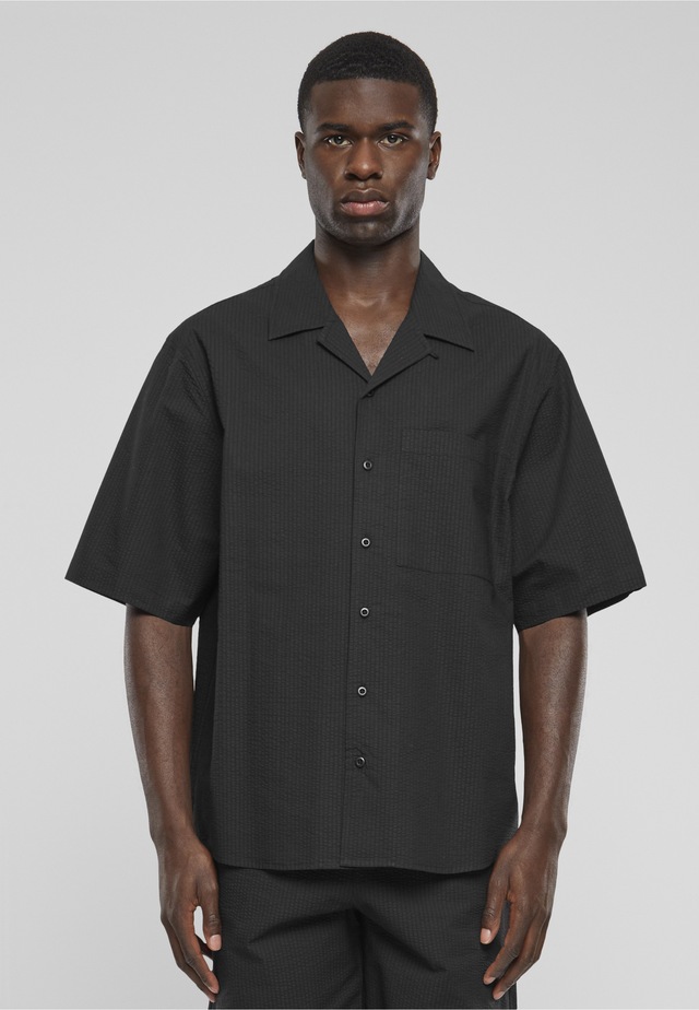 URBAN CLASSICS Langarmhemd »Urban Classics Herren Relaxed Seersucker Short Sleeve Shirt« 1 Stk.
