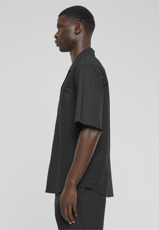 URBAN CLASSICS Langarmhemd »Urban Classics Herren Relaxed Seersucker Short Sleeve Shirt« 1 Stk.