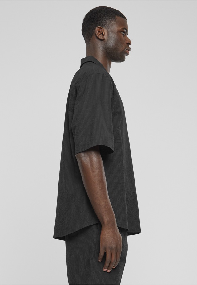 URBAN CLASSICS Langarmhemd »Urban Classics Herren Relaxed Seersucker Short Sleeve Shirt« 1 Stk.