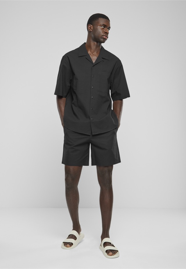 URBAN CLASSICS Langarmhemd »Urban Classics Herren Relaxed Seersucker Short Sleeve Shirt« 1 Stk.