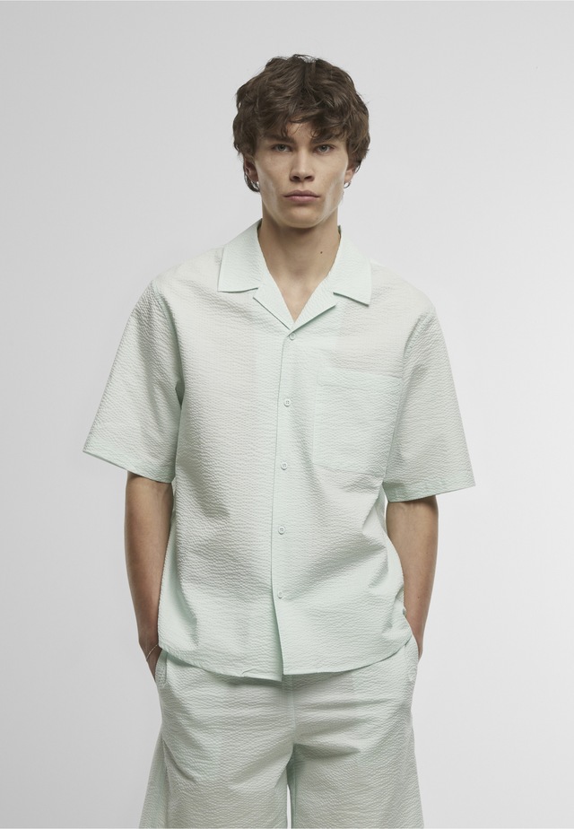 URBAN CLASSICS Langarmhemd »Urban Classics Herren Relaxed Seersucker Short Sleeve Shirt« 1 Stk.