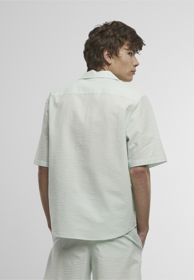 URBAN CLASSICS Langarmhemd »Urban Classics Herren Relaxed Seersucker Short Sleeve Shirt« 1 Stk.