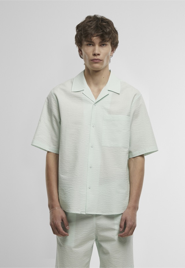 URBAN CLASSICS Langarmhemd »Urban Classics Herren Relaxed Seersucker Short Sleeve Shirt« 1 Stk.