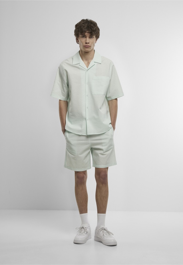 URBAN CLASSICS Langarmhemd »Urban Classics Herren Relaxed Seersucker Short Sleeve Shirt« 1 Stk.
