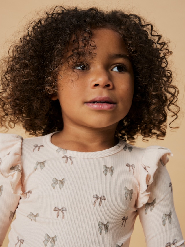 Lil' Atelier Langarmshirt »NMFGAVO EKO LS SLIM TOP LIL NOOS« mit Rüschen, weiche Jersey Rippqualität, Slim Fit