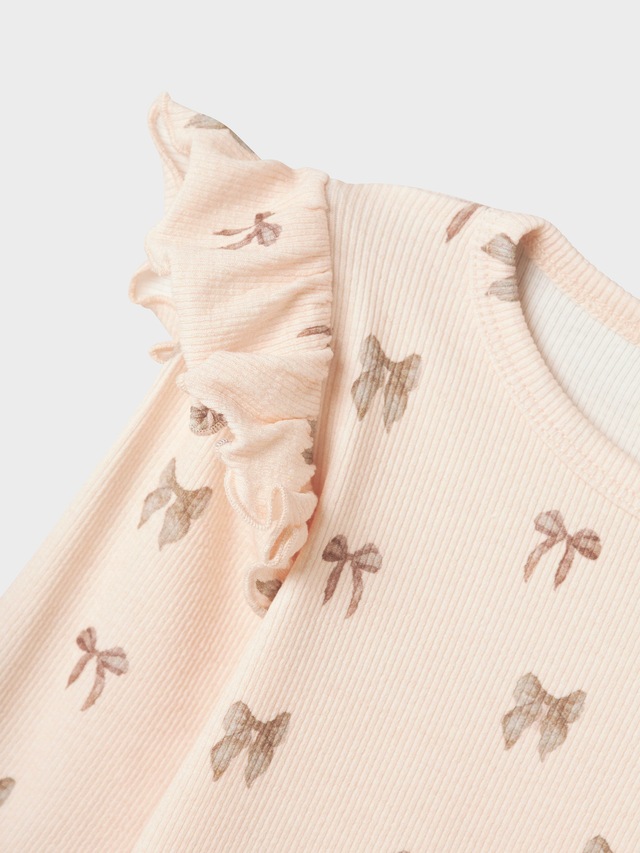 Lil' Atelier Langarmshirt »NMFGAVO EKO LS SLIM TOP LIL NOOS« mit Rüschen, weiche Jersey Rippqualität, Slim Fit