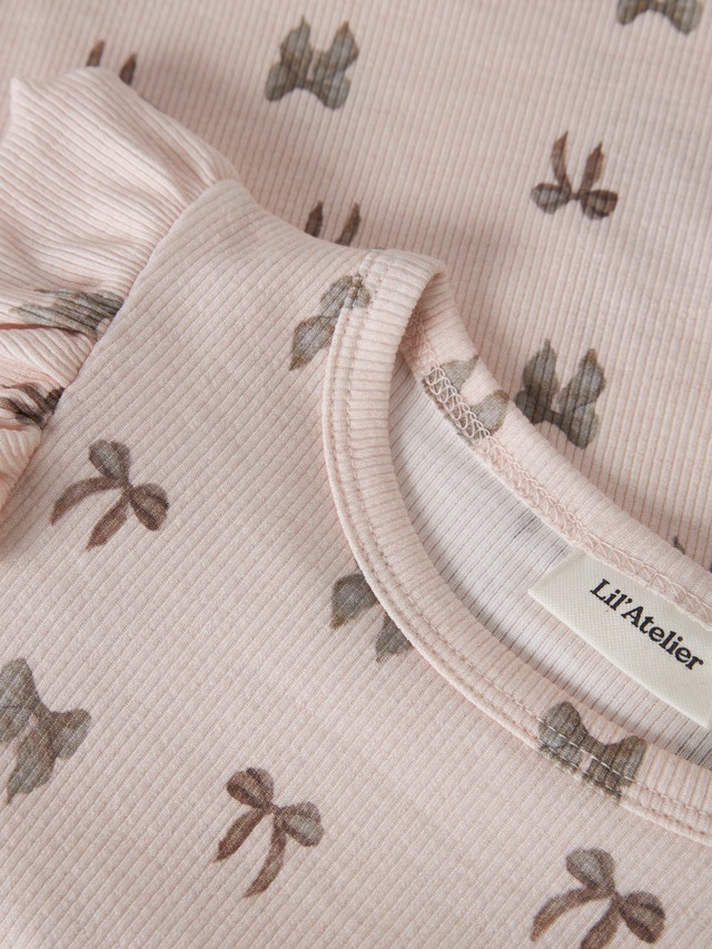 Lil' Atelier Langarmshirt »NMFGAVO EKO LS SLIM TOP LIL NOOS« mit Rüschen, weiche Jersey Rippqualität, Slim Fit