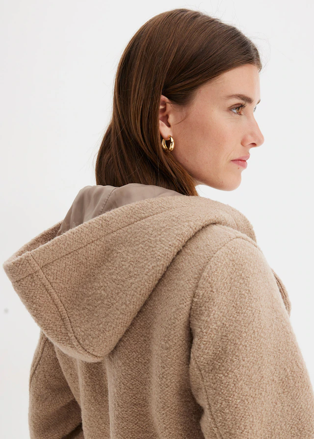 bonprix Cabanjacke mit Kapuze moderner Look, aus kuscheligem Bouclé-Material, mit Kapuze