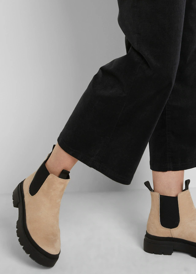 bonprix Cordhose »Weite Stretchcord-Culotte mit High-Waist-Bequembund, 7/8-Länge« Culotte aus Stretchcord, lockere Passform, hoher Bund, 7/8-Länge