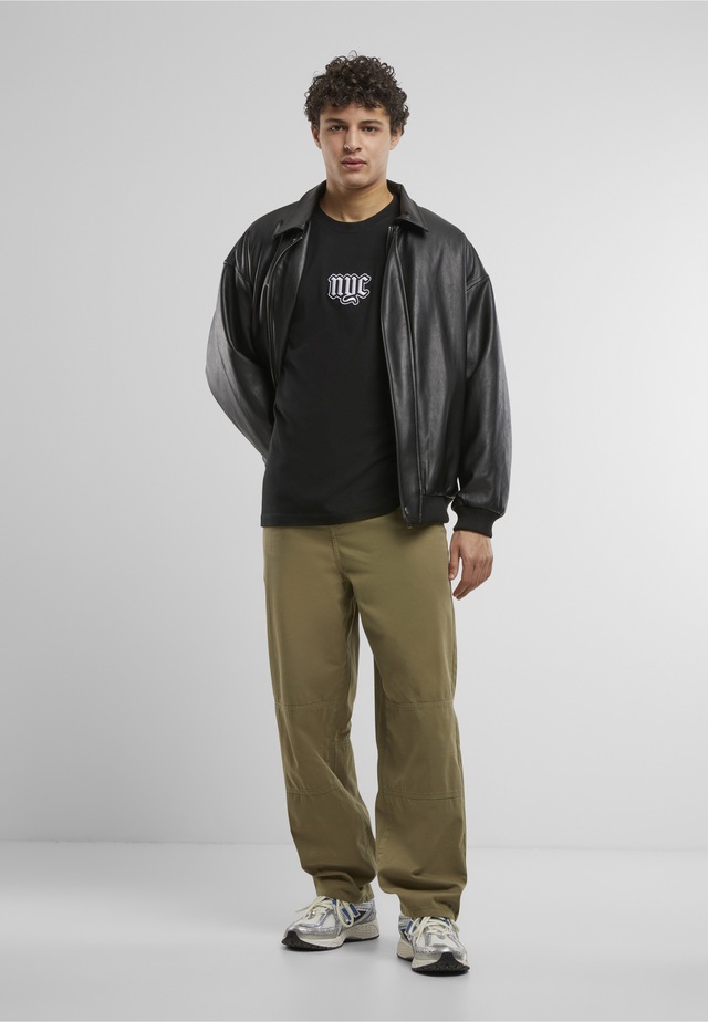 MisterTee T-Shirt »MisterTee NYC Old English Wording Patch Tee« 1 Stk.