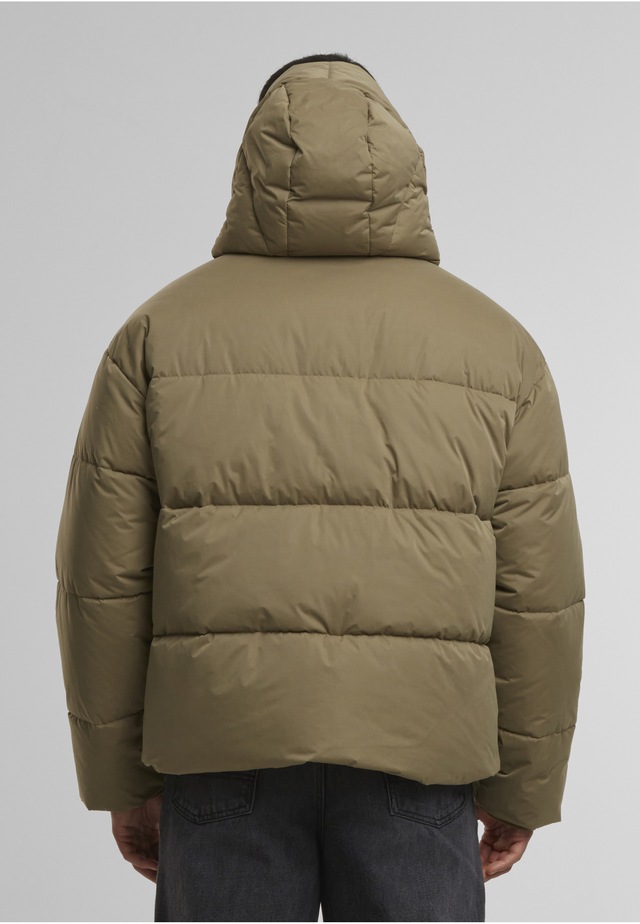 URBAN CLASSICS Winterjacke »Urban Classics Puffer Jacket With Flap Hood« 1 Stk. tlg. mit Kapuze
