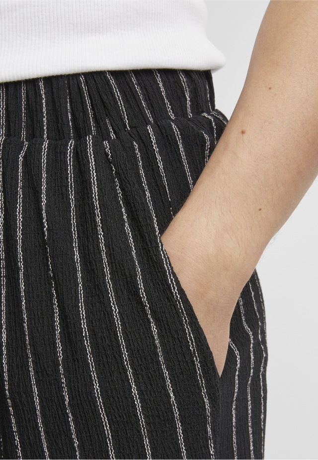 URBAN CLASSICS Shorts »Urban Classics Striped Crinkle Resort Shorts«