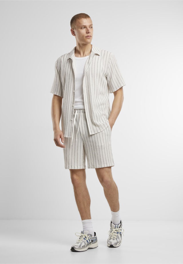 URBAN CLASSICS Shorts »Urban Classics Striped Crinkle Resort Shorts«