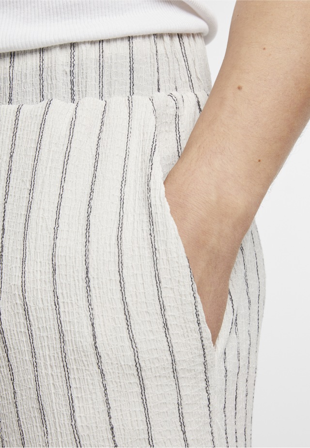 URBAN CLASSICS Shorts »Urban Classics Striped Crinkle Resort Shorts«