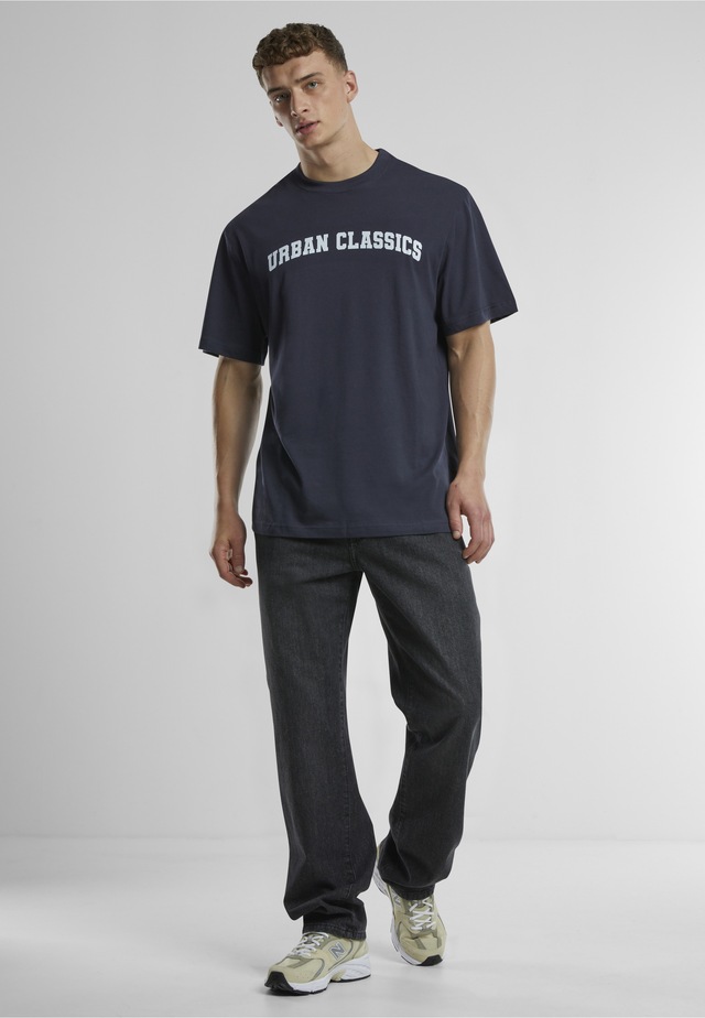 URBAN CLASSICS T-Shirt »Urban Classics UC College Logo Tall Tee« 1 Stk.