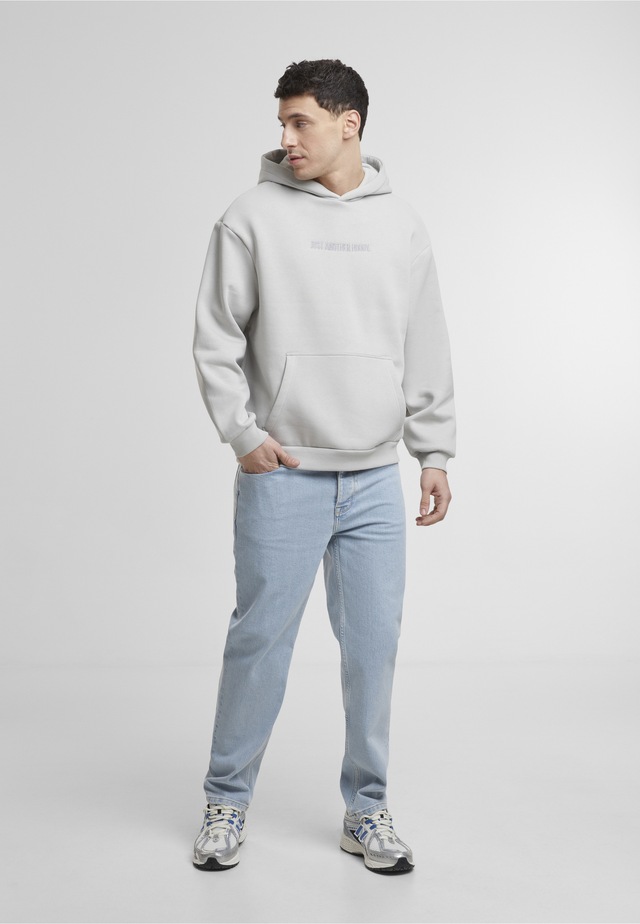 MisterTee Kapuzenpullover »MisterTee Just Another EMB Hoody« 1 Stk.