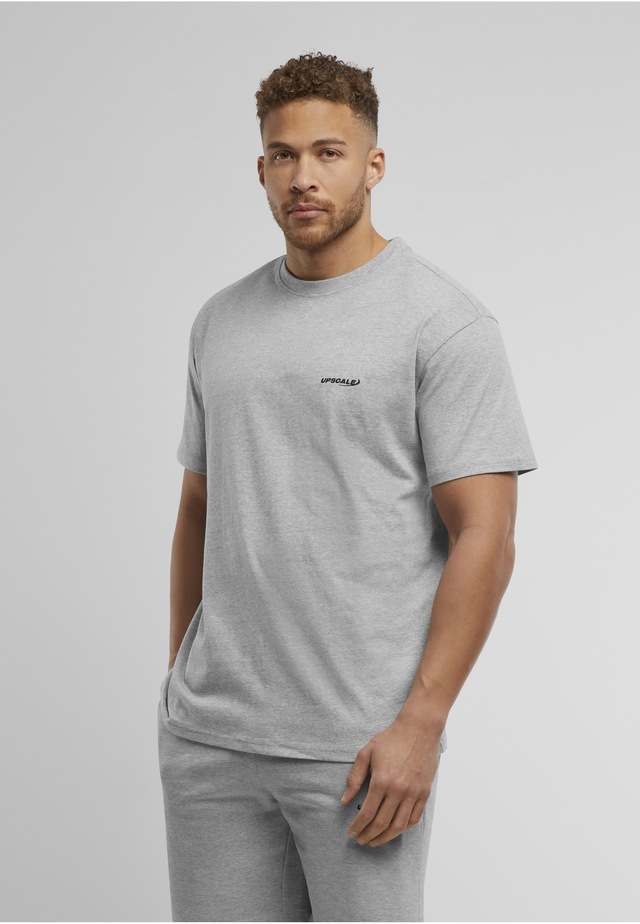Upscale by Mister Tee T-Shirt »Upscale by Mister Tee Upscale Core EMB Oversize Tee« 1 Stk.