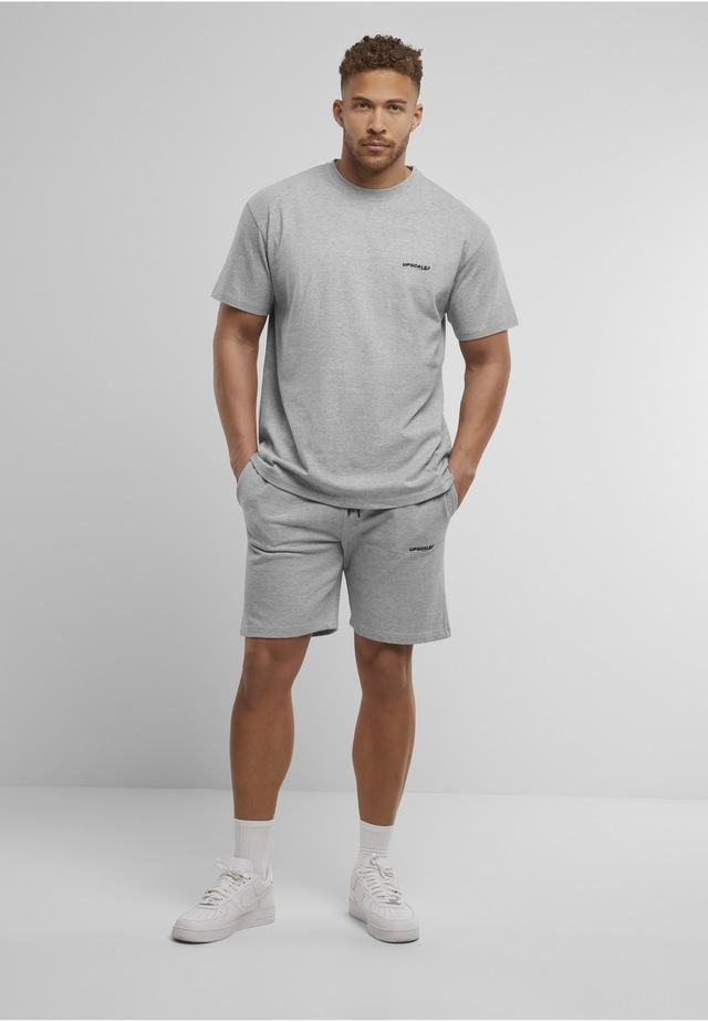 Upscale by Mister Tee T-Shirt »Upscale by Mister Tee Upscale Core EMB Oversize Tee« 1 Stk.