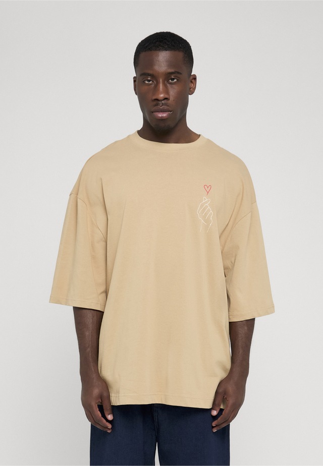 Merchcode T-Shirt »Merchcode Herren K Heart Huge Tee« 1