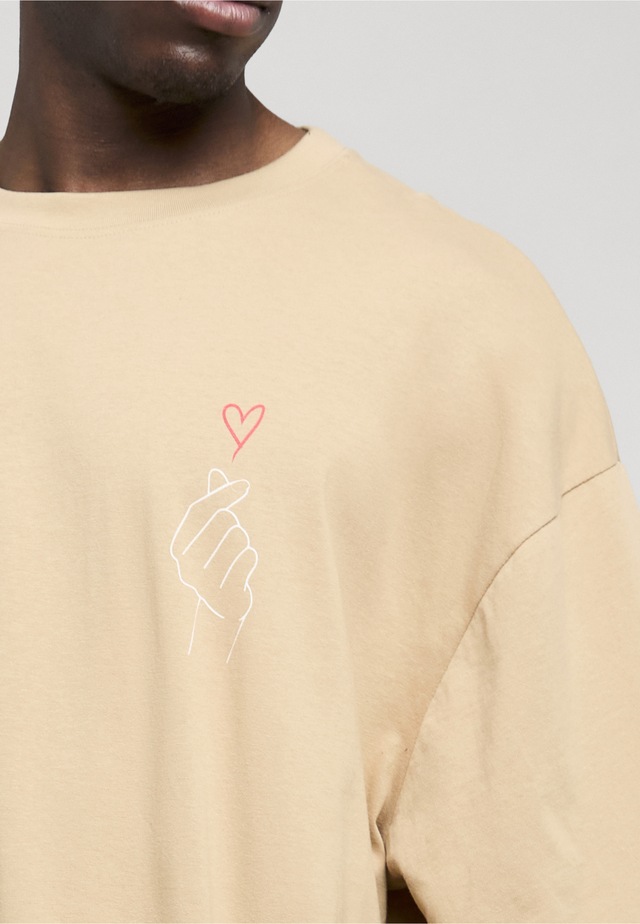 Merchcode T-Shirt »Merchcode Herren K Heart Huge Tee« 1