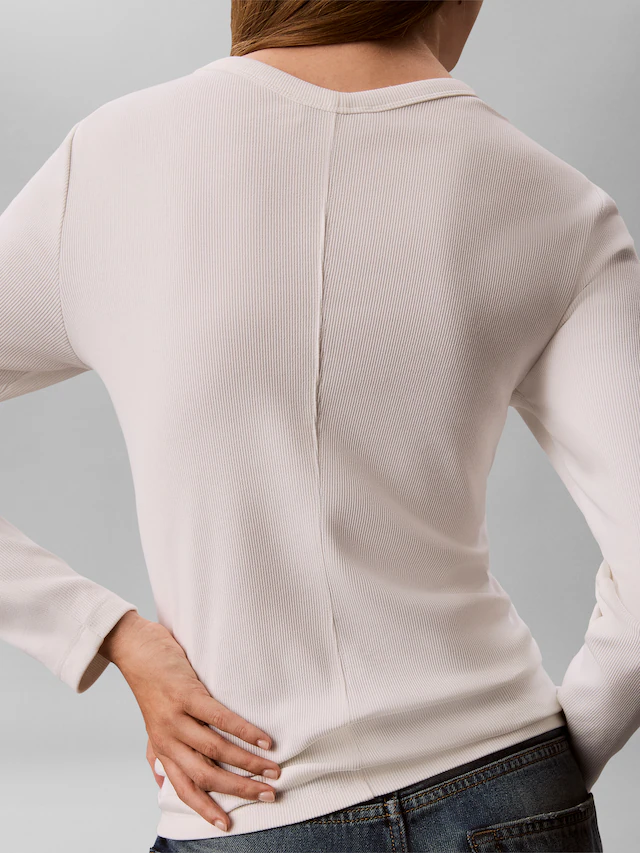 Calvin Klein Jeans Langarmshirt »WOVEN LABEL BABY RIB BUTTON« Figurbetonte Passform mit V-Ausschnitt