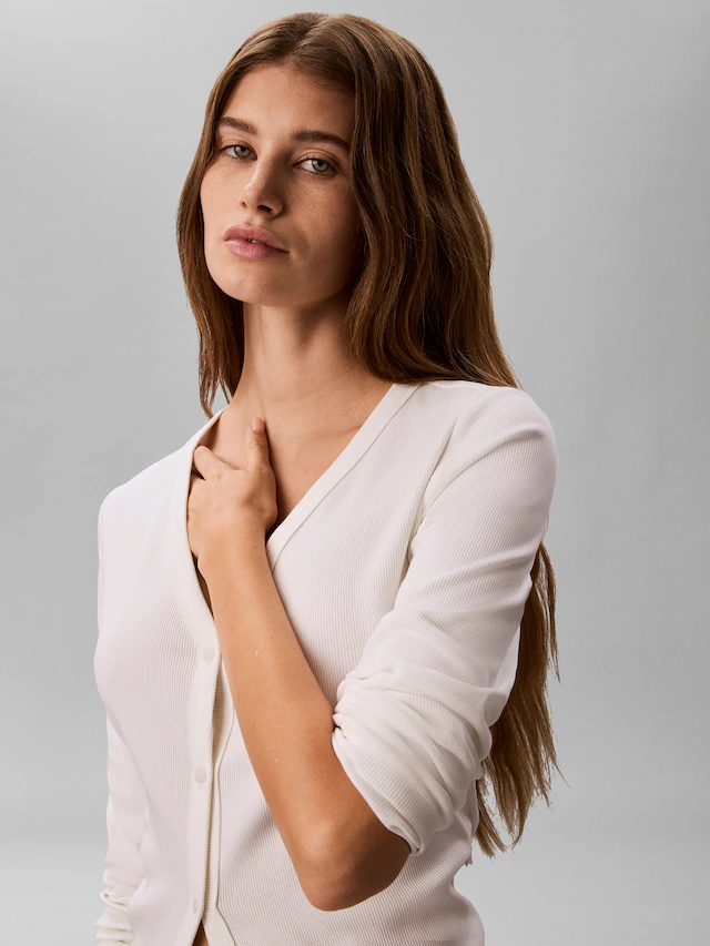 Calvin Klein Jeans Langarmshirt »WOVEN LABEL BABY RIB BUTTON« Figurbetonte Passform mit V-Ausschnitt